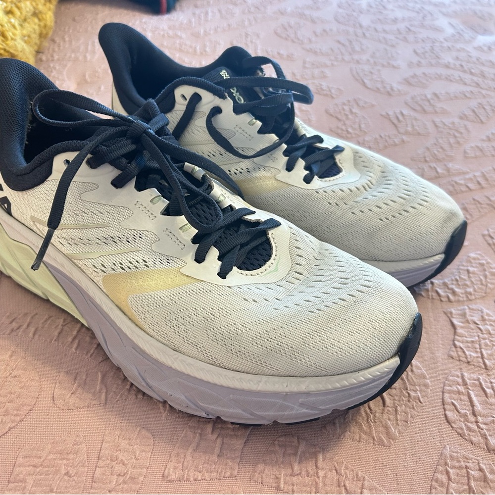 Hoka One Arahi 5 Wide Width sneaker